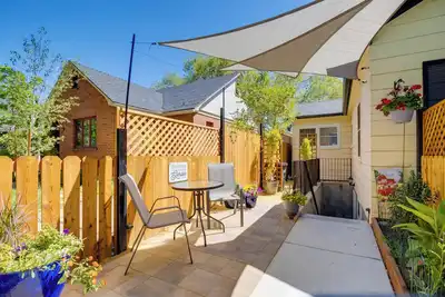 Image de Ski & Hike: Cozy Dtwn Reno Studio w/ Fireplace