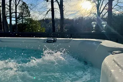 Image de New Hot Tub! Relaxing Lakefront retreat with pool!