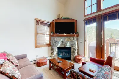 Image de Townhouse with a ski lodge feel with mountain view, W/D, fireplace & balcony
