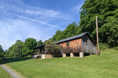 Image de The Lodge - Restored, Rustic 2 Bedroom On The River