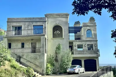 Image de Gorgeous 3 br/5 ba plus bonus room Malibu ocean view villa with hot tub