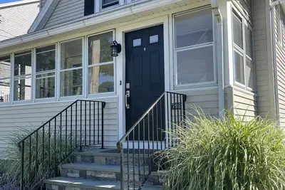 Image de Beach house - perfect location next to beach and town!