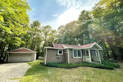Image de Quaint Cottage on the Sandy Shores of Lake Michigan