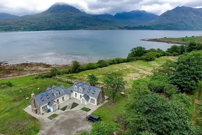 Image de Remote & awe-inspiring Sealgair Cottage. Pet-friendly, log burner, lochside.