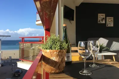 Emplacement idéal pour plage et côte granit rose. Vue mer du balcon