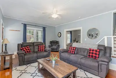 Image de Updated historic 3b1. 5b house minutes from old downtown w/ deck & work space