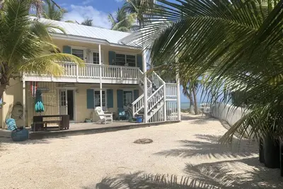 Image de Fantastic ocean front conch house on the ocean with 160’ dock.