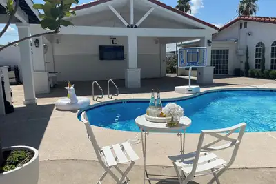 Image de Ideal for large groups - 4 King Beds- Sleep 16