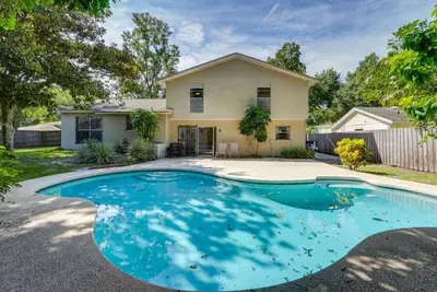 Image de Pool Spacious central home ~ 7Mile to Beach