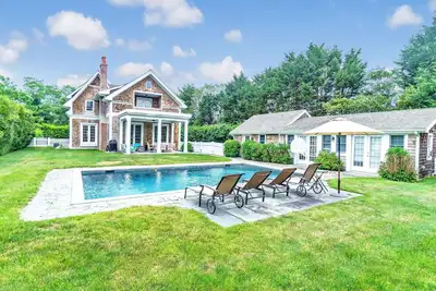 Image de New Southampton Village Gem. 6 bedroom, 6 + bath and 5 minutes drive to beach.