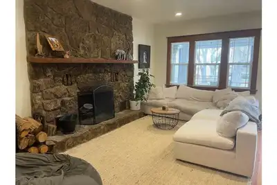 Image de Downtown Crown Jewel w/fireplace & amazing porch