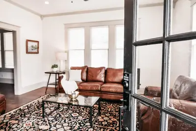 Image de Charming cottage in the heart of historic downtown Victoria!