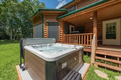Image de Cozy Dog Friendly Cabin Near State Park w/ Hot Tub