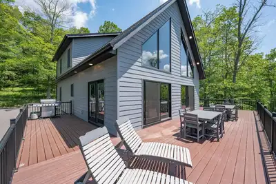 Image de Elegant Lake Access Cabin w/ Game Room