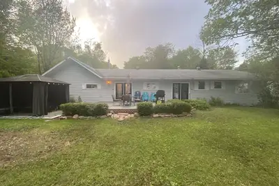 Image de Spacious Cottage On Lake with Beach, Fire Pit, Kayaks, Pedal Boat & More! !