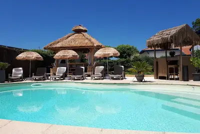 Image de Chalet \"Zure ondoan\" Avec  Spa Privatif, Piscine Chauffee, A Tarnos