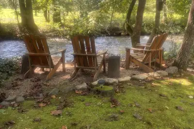 Image de Creek side home, steps from the creek. Pet friendly