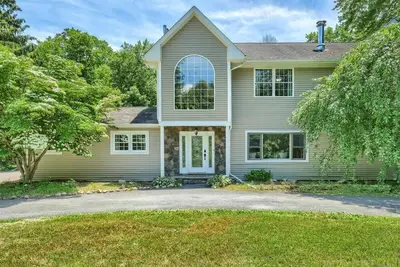 Image de Fully facilitated home, 7 Beds + Pool. (Pine Bush)