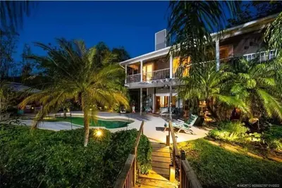 Image de 4 Bedroom Waterfront Retreat with Pool & 95ft. Dock