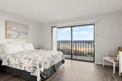 Image de Yellow Sunshine Oceanfront Townhouse, Private Balcony