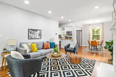 Image de Modern 5br Home w\/ 2 Living Spaces and Kitchens