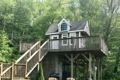 Image de Exclusive Heated Treehouse; 15 min to Asheville!