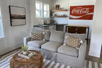 Image de New! Beach-ish Bungalow, 2 bed **excellent location**