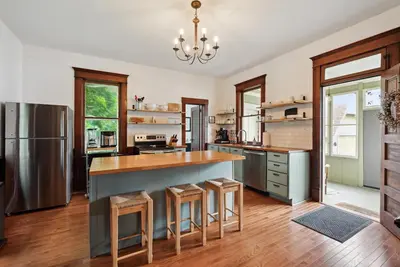 Image de Spacious and charming 4br home in downtown Pella