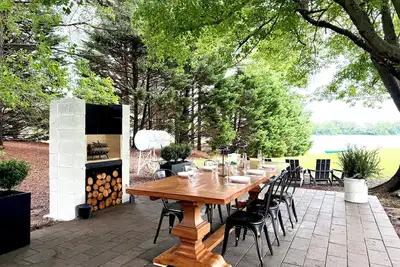 Image de River Haven — Firepit, Hot Tub, Views, Amenities Galore!