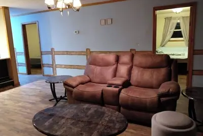 Image de Cozy Country  FarmHouse GetAway - Yet Minutes to a small Town \n