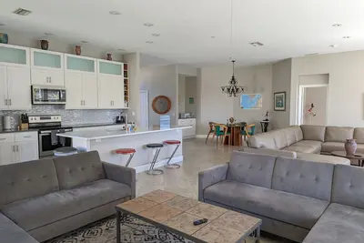 Image de Quiet Lakeside Retreat -Peaceful Home w/ Pool