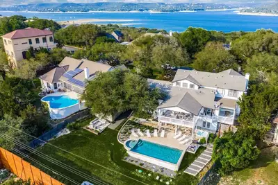 Image de Lake Travis Bachelorette Pad: Heated Pool, Hot Tub & Fun, Foosball!