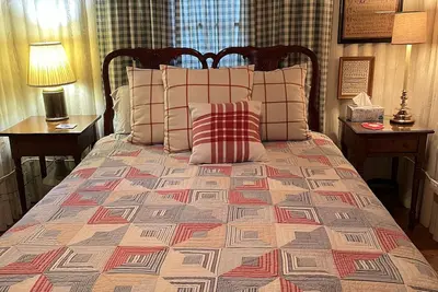 Image de Quaint and cozy log  and knotty pine cabin close to lakes.