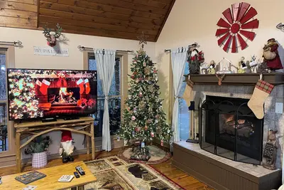 Image de Make Holiday Memories @ our Cozy Mtn Cabin-Minutes to Town-Dog Friendly-Hot Tub