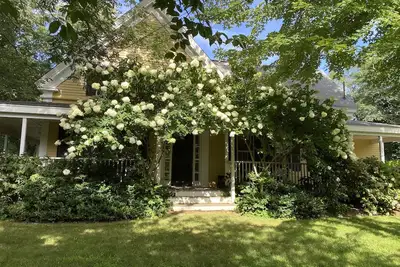 Image de Well-appointed, remodeled historic home super close to many beaches