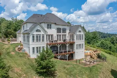 Image de Sleeps 18! Year-round Swim Spa~Hot Tub~Movie room~Firepit