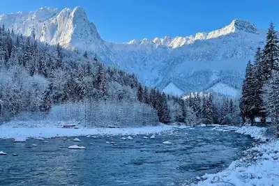 Image de Riverfront Accueil, Vues énormes, bain à remous, peut accueillir jusqu'à 6 dans le luxe. Capt. Fantastique!