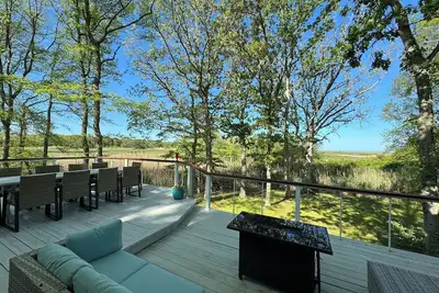 Image de Spacious deck with amazing view, neighborhood path to Skaket Beach, game room