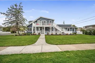 Image de Unbeatable location - 4 houses to beach, 5br, 3ba, walkability!