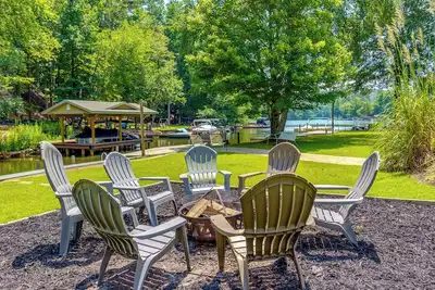 Image de Stylish Lake Front Home on Flat lot w/  Private Dock! ! !