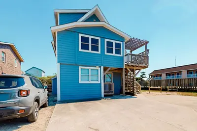 Image de Coastal home with three decks, outdoor shower, Ac, & W/D - near beach