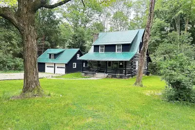 Image de Original log cabin on 3 private acres