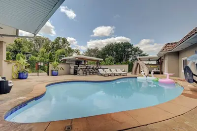 Image de Family Friendly 5 Bed 5 Bath 6000 Sf Ranch With Pool