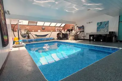 Image de Indoor pool, hottub & video game room, near beach