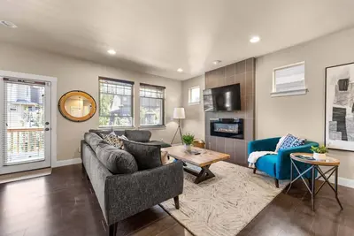 Image de Exceptional Location & Vibes, New Décor, Artwork, & Furnishing, Community Pool, 8 Miles to Portland