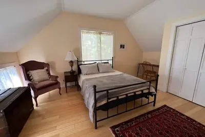 Image de Cottage with Private Garden in Heart of Downtown- kid friendly!