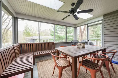 Image de Little Grey Cottage - Beautifully decorated large vacation home - Walking distance to Lake Michigan!