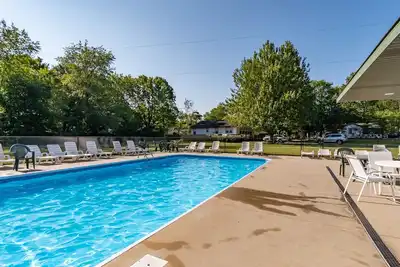 Illustrator Cottage  -  Goshorn Lake access - community pool - lots of outdoor activities!
