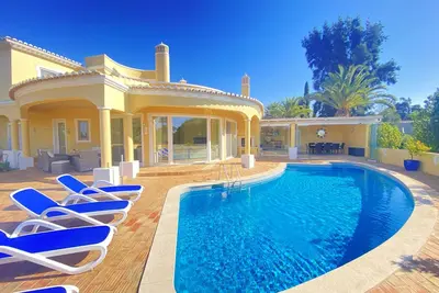 Image de Magnificent 4-bedroomed/4-bathroomed villa with private pool and games room