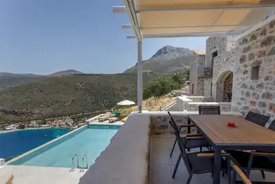Image de Villa Aris with shared pool, exposed position over the sea, Peloponnese